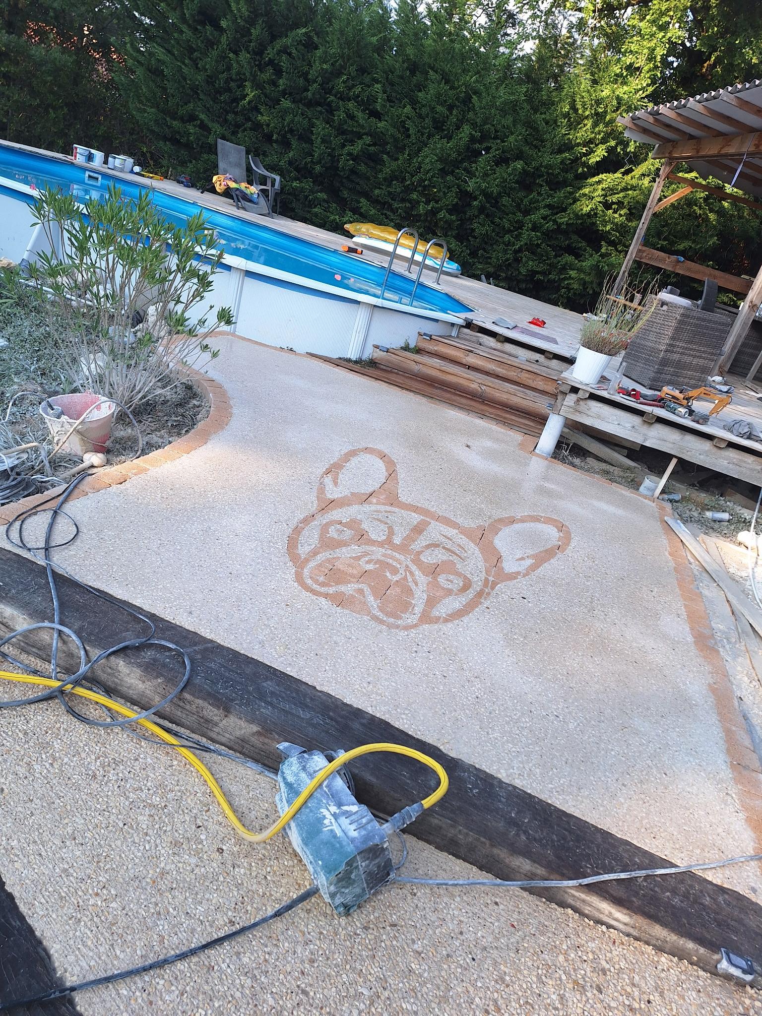 Terrasse en pavés personnalisés avec motif décoratif