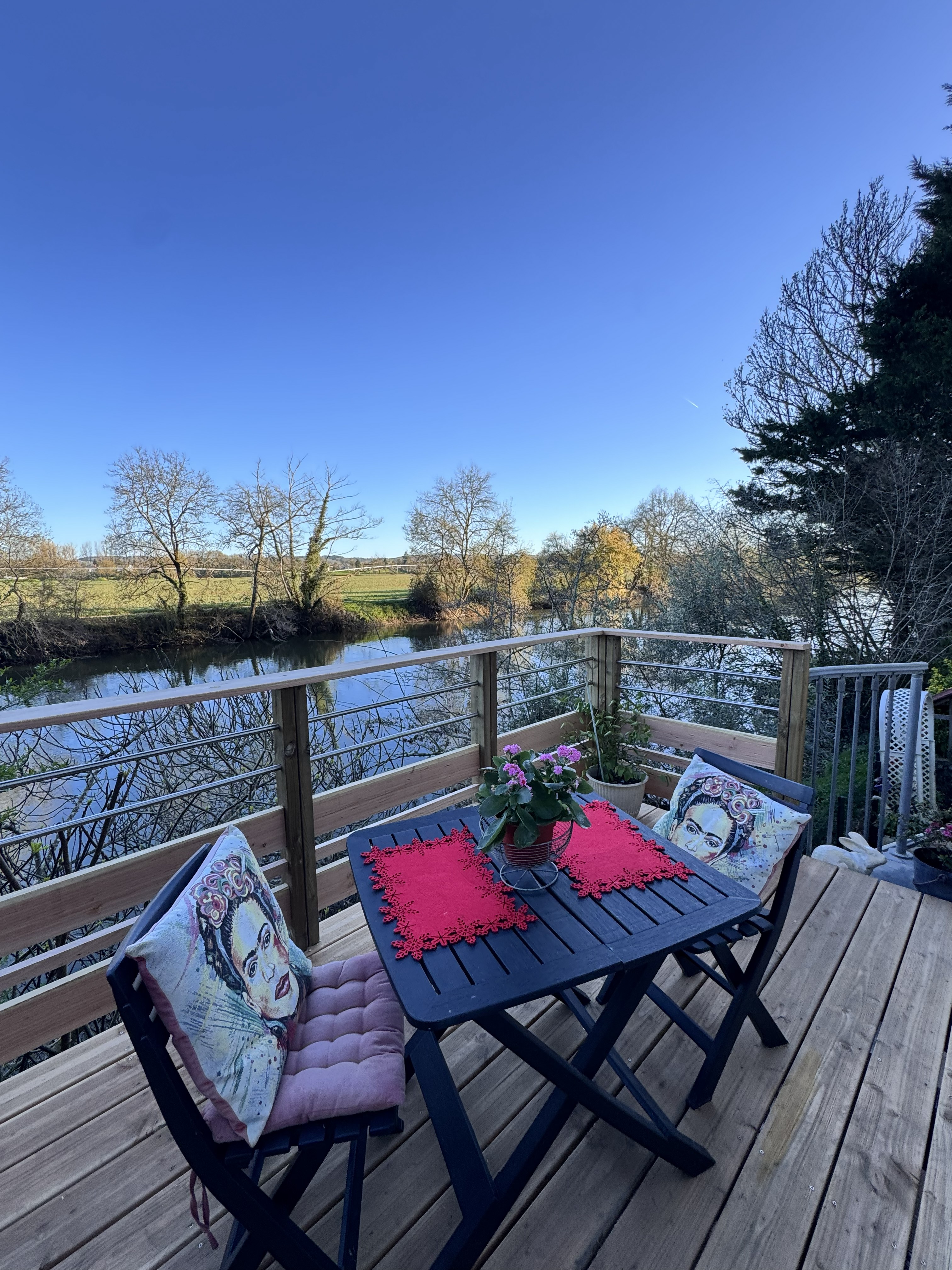 Détail de la terrasse en bois exotique avec garde-corps