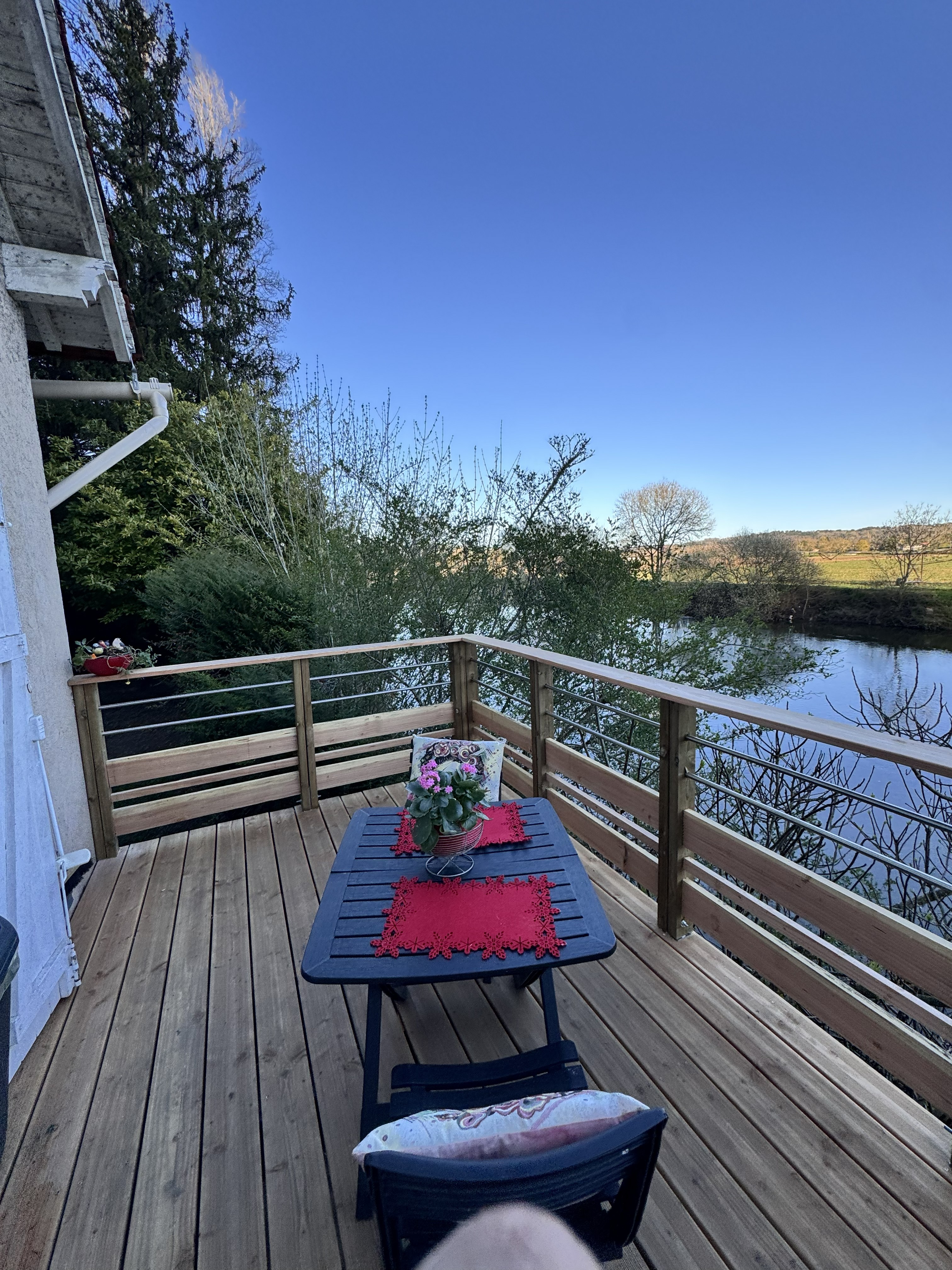 Terrasse en bois exotique finie, vue d'ensemble