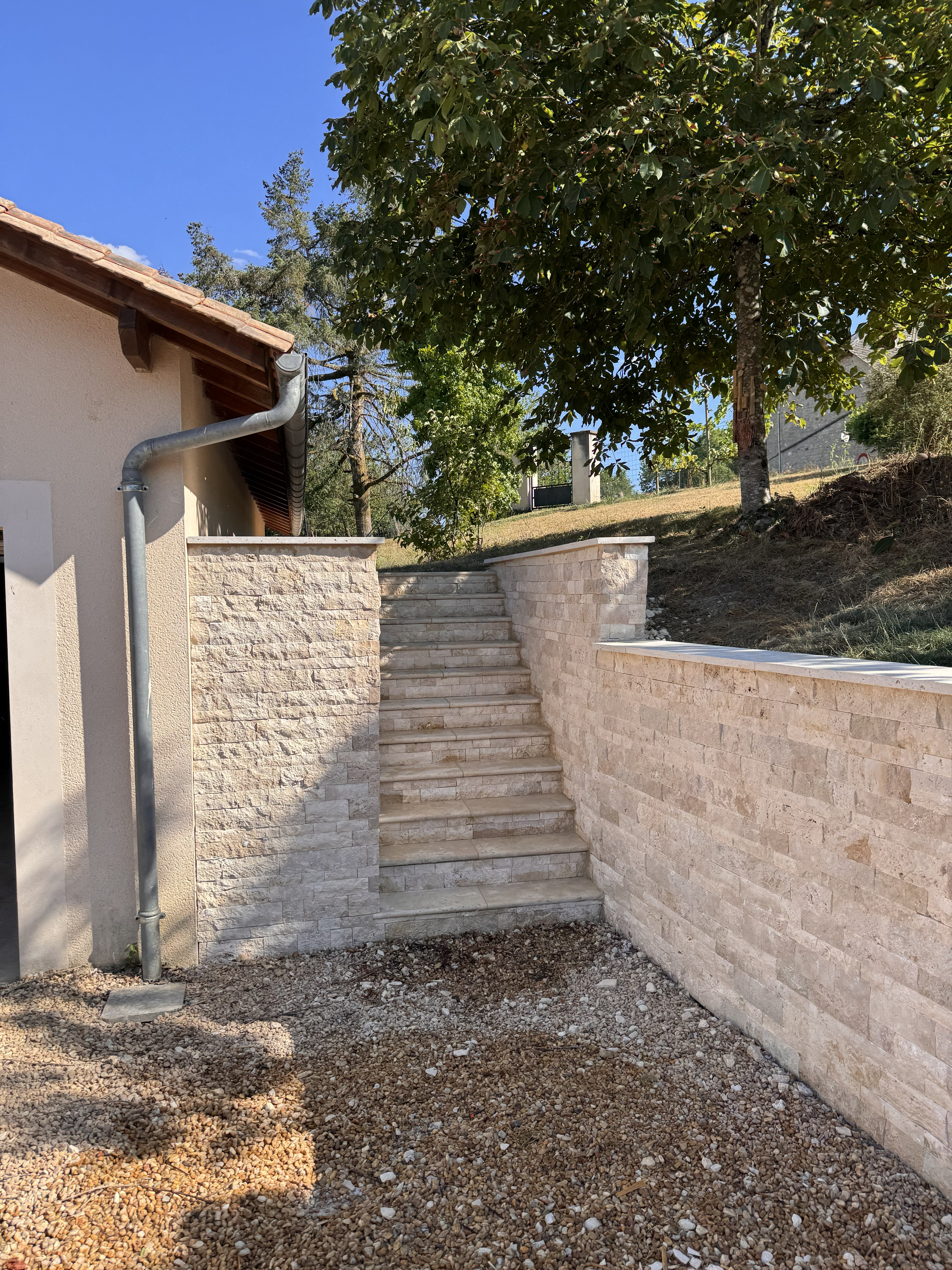 Escalier en pierre naturelle pendant le chantier