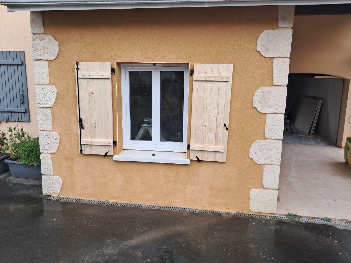 Nouvelle fenêtre posée à la place de l'ancienne porte