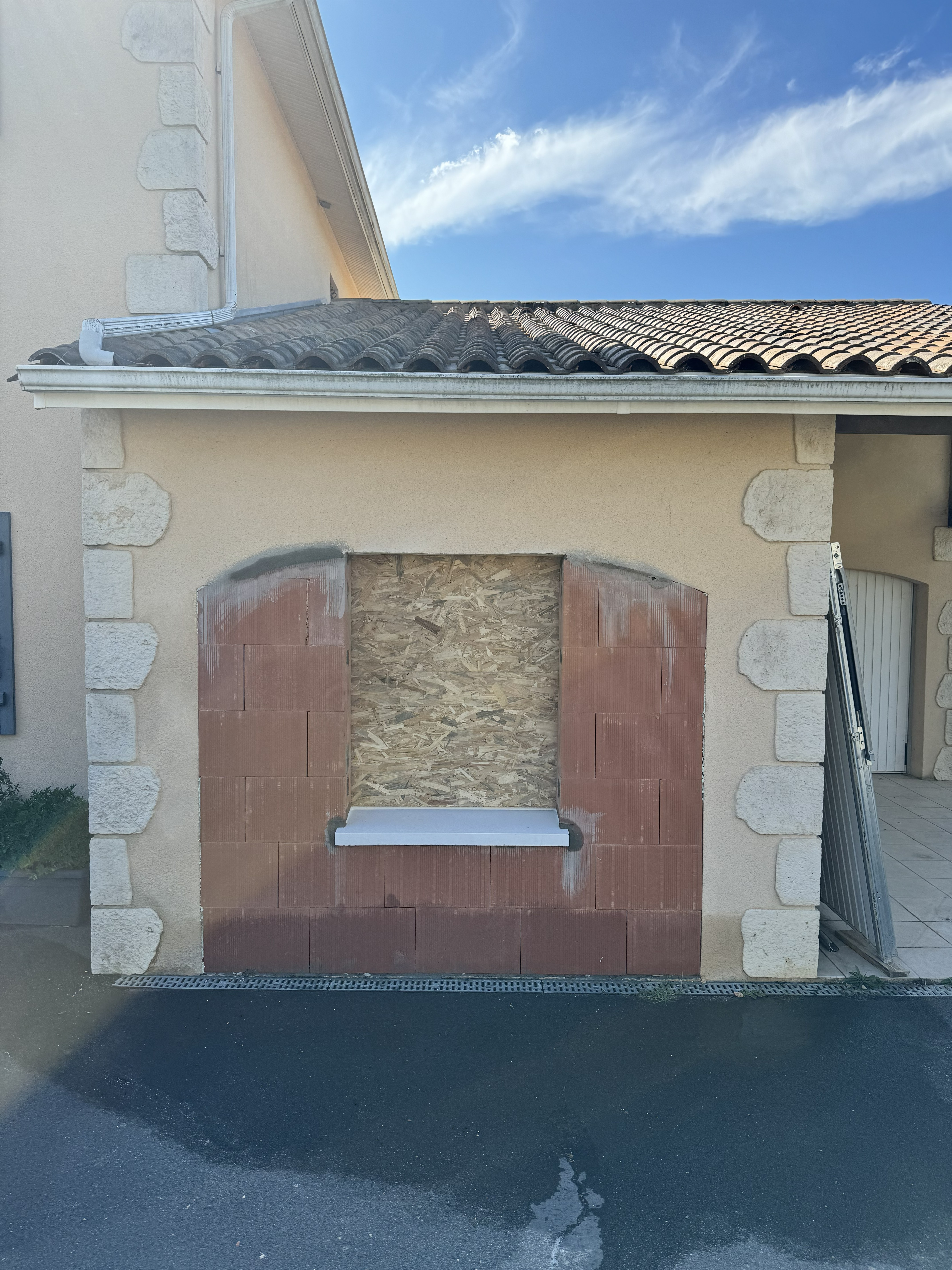 Transformation porte en fenêtre pendant le chantier